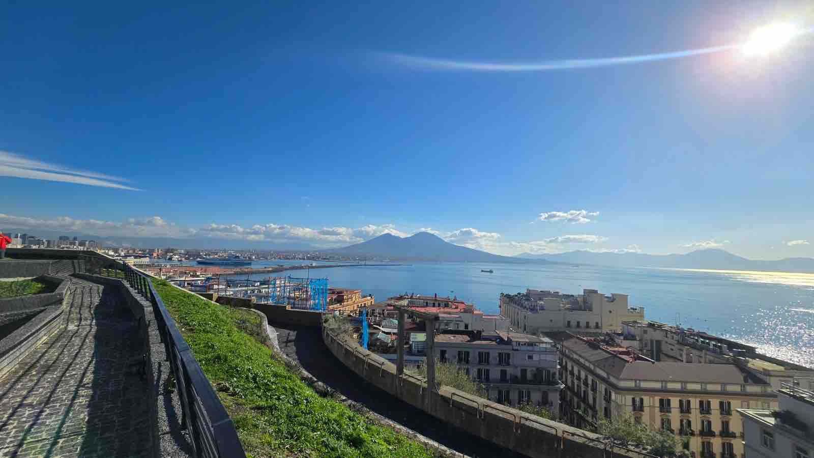 Monte Echia: il cuore antico di Napoli a due passi dalla nostra struttura