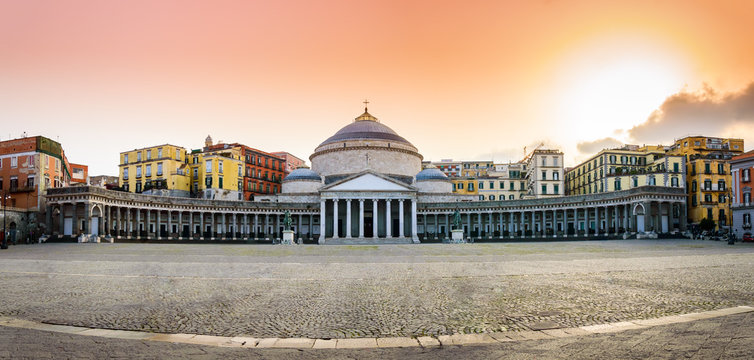 Piazza del Plebiscito: il cuore monumentale di Napoli a 6 minuti dalla nostra struttura